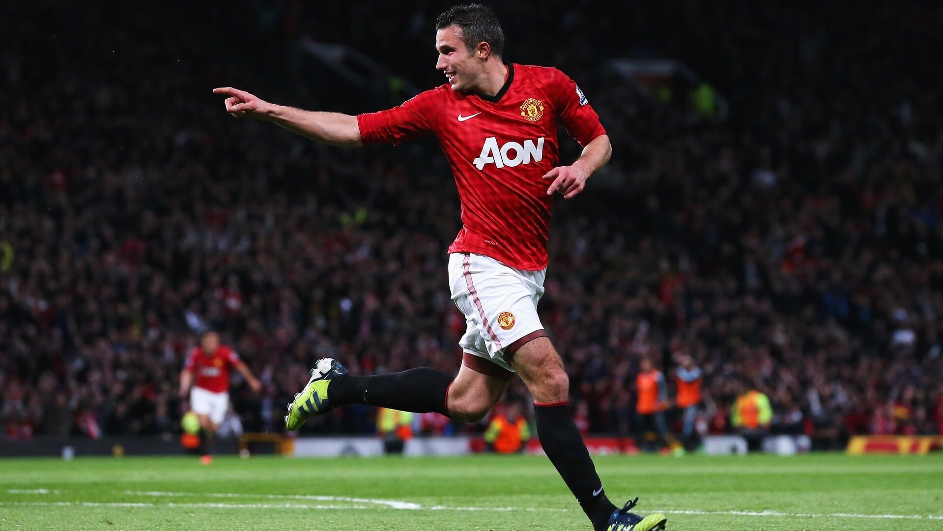 卢顿镇主场气势如虹，草地球场冲击前列，卢登vn